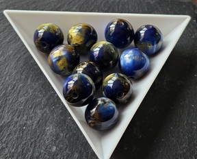 Resin kraal blauw-goud met glitter 12mm