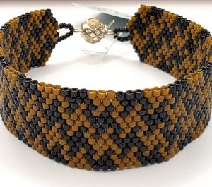 Middenbruin/zwart armband 17cm