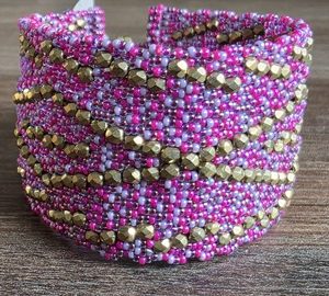 Roze/transparant roze/bronze 3-drops peyote armband 18cm